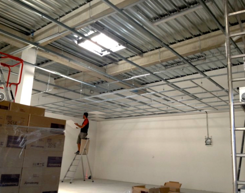 Aménagement et Pose de cloisons sur mesure dans des bureaux à Marseille