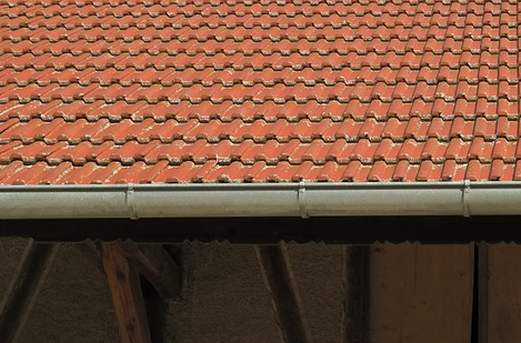 Couvreur pour la pose d'une de gouttières en zinc  Meyreuil