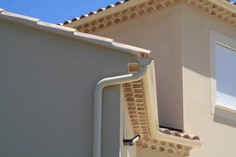 Installer gouttière en aluminium sur mesure à Montélimar et ses alentours Sarl Clem