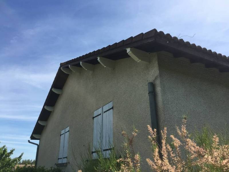 Artisan pour la pose de passe toit pvc à Pierrelatte avec Izeco