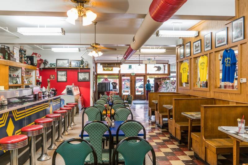 Acheter une banquette rouge en cuir de style dîner Américain à Marseille