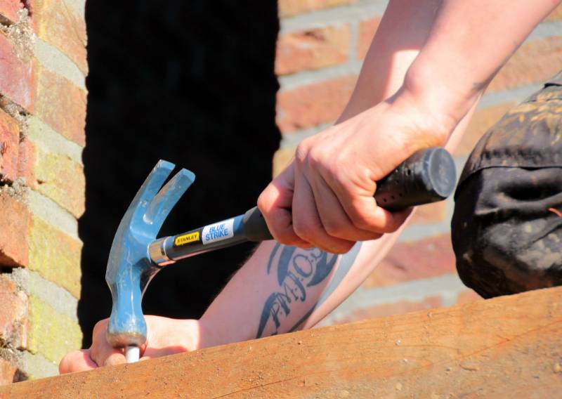 Couvreur Marseille : où trouver une entreprise d'artisans charpentiers pour la réparation d'une poutre de ma charpente ? 